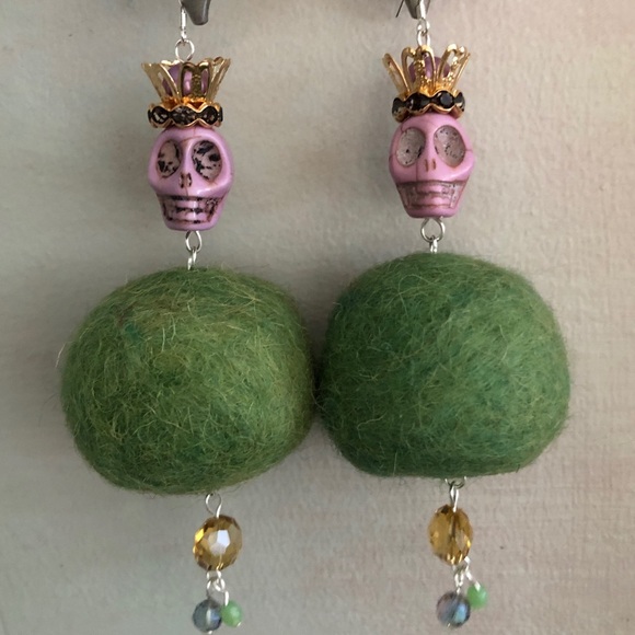 Skull king earrings with felt balls - Picture 1 of 7